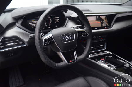 2022 Audi e-tron GT RS, steering wheel, dashboard