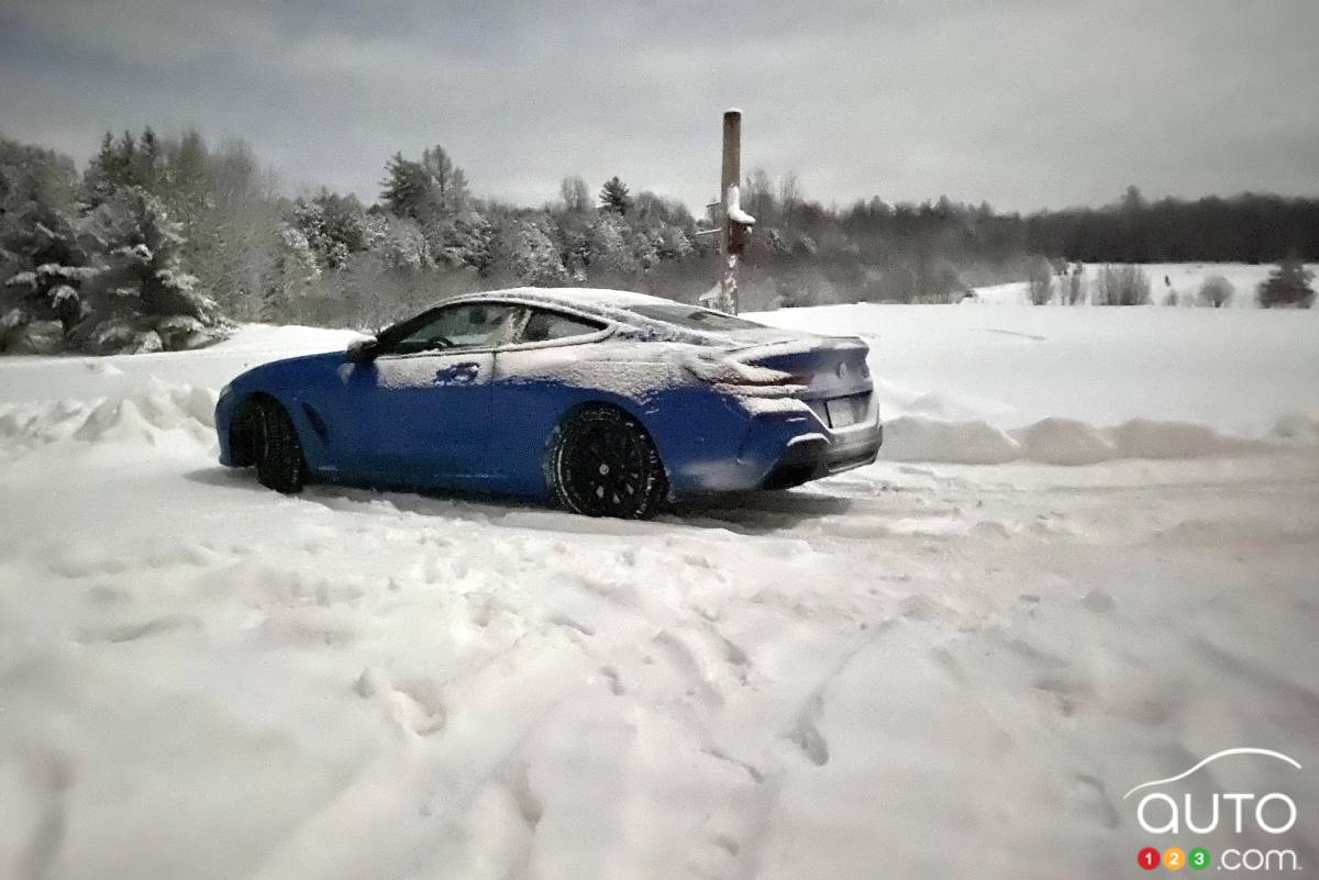 BMW M850 2023 en pleine neige