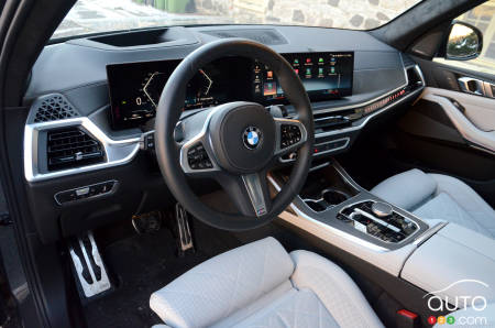 2023 BMW X7 XDrive 40i - Steering wheel, dash