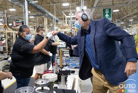 Une employée de l'usine Kokomo Transmission avec le gouverneur de l'Indiana, Eric J. Holcomb