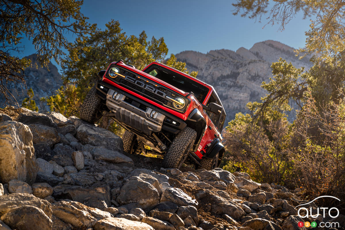 Un Ford Bronco, au centre Roadeo