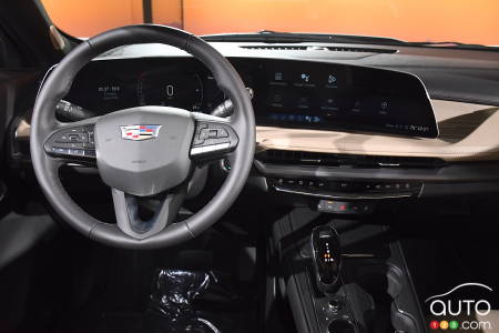 Steering wheel, screen of the 2024 Cadillac XT4