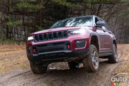 2022 Jeep Grand Cherokee, front