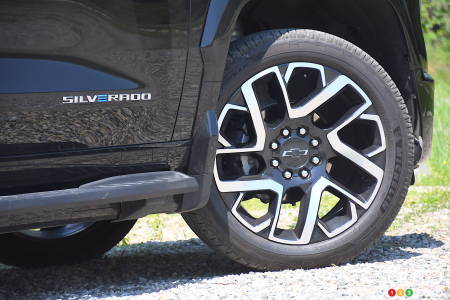 Le Chevrolet Silverado EV RST 2024, écusson, roue