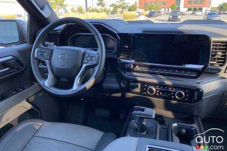 2022 Chevrolet Silverado ZR2 - Steering wheel, dashboard