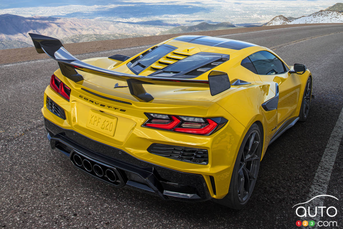 Chevrolet Corvette ZR1 Coupe 2025, arrière, sur la route