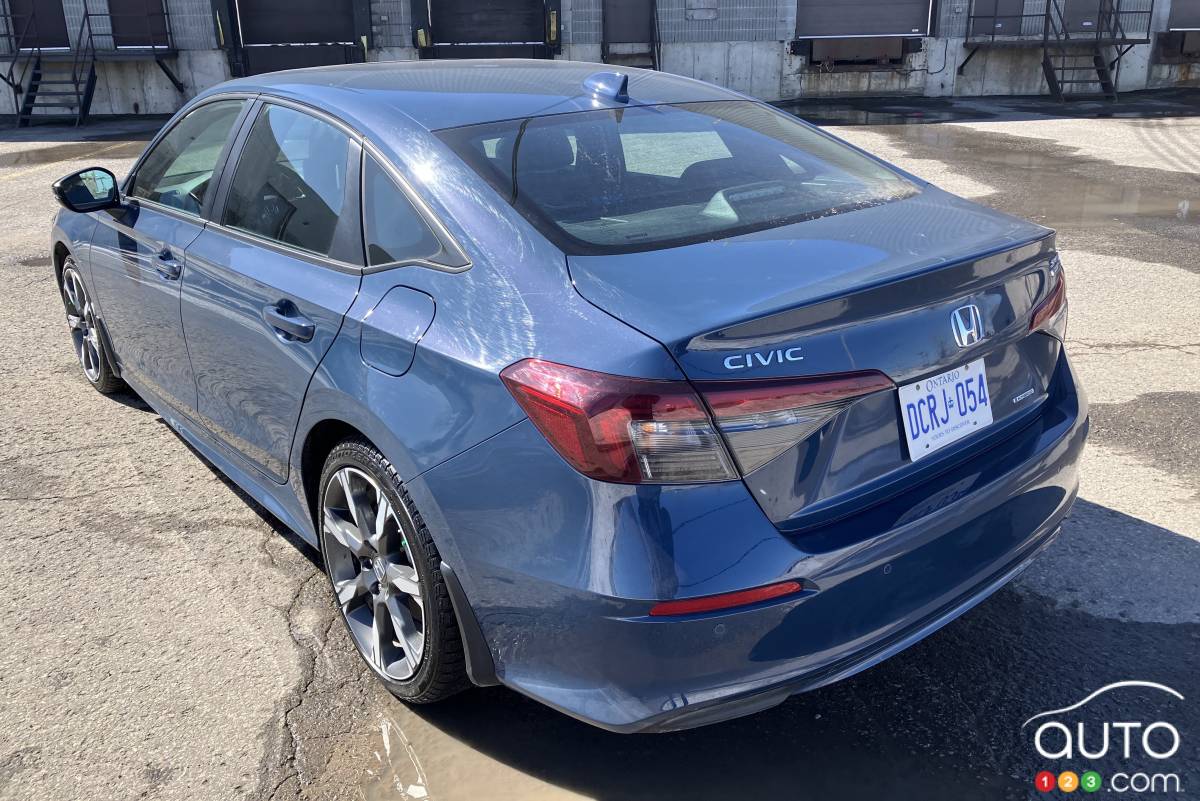 Honda Civic Sport Touring 2025, trois quarts arrière