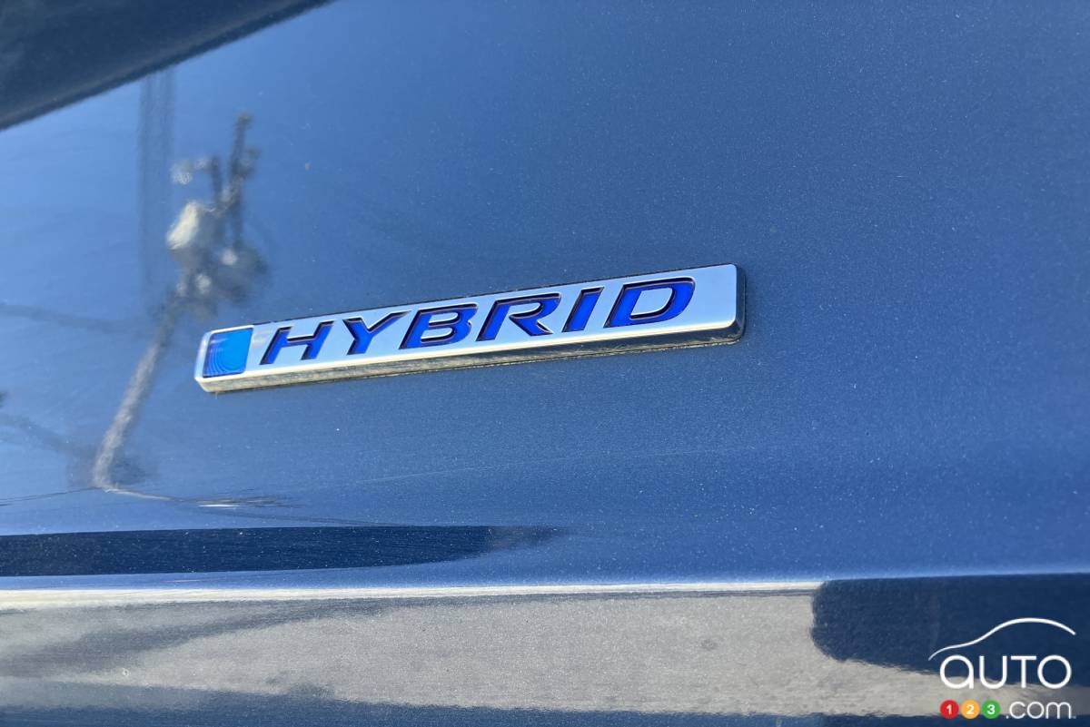L'écusson hybride sur la Honda Civic Sport Touring hybride 2025