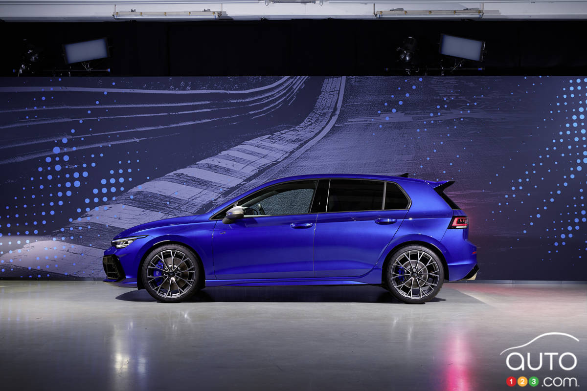 Volkswagen Golf R 2025, de profil