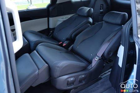 Kia Carnival, second row of seats