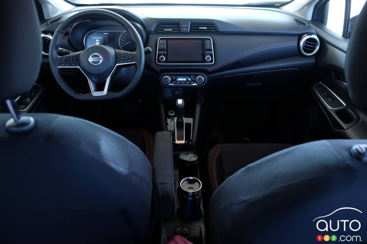 Nissan Versa (version SR), intérieur