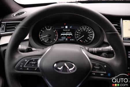 2020 Infiniti QX50, steering wheel and its buttons