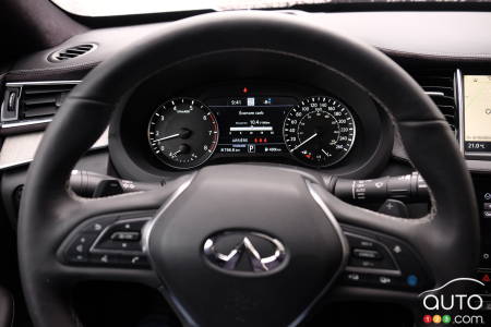 Infiniti QX50 2020, le volant et ses boutons