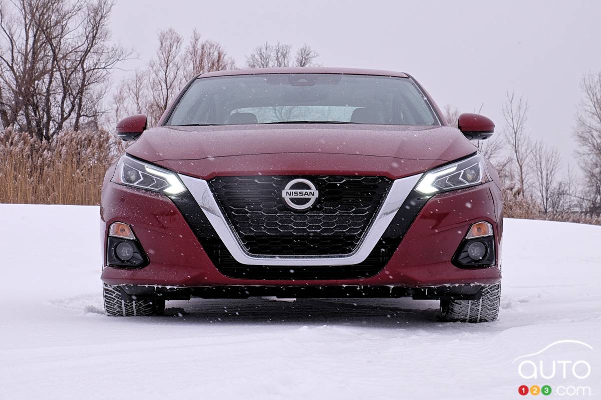 Une Nissan Altima, dans la neige