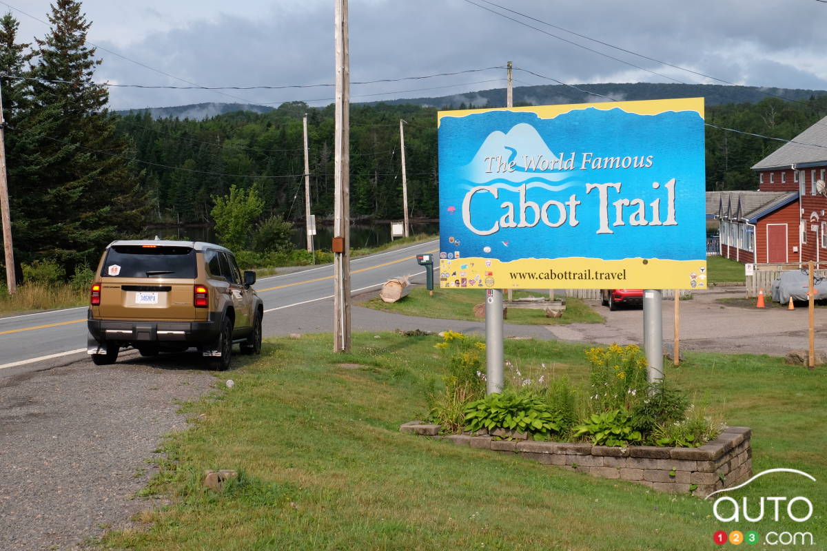 Le Toyota Land Cruiser, à l'entrée du Cabot Trail