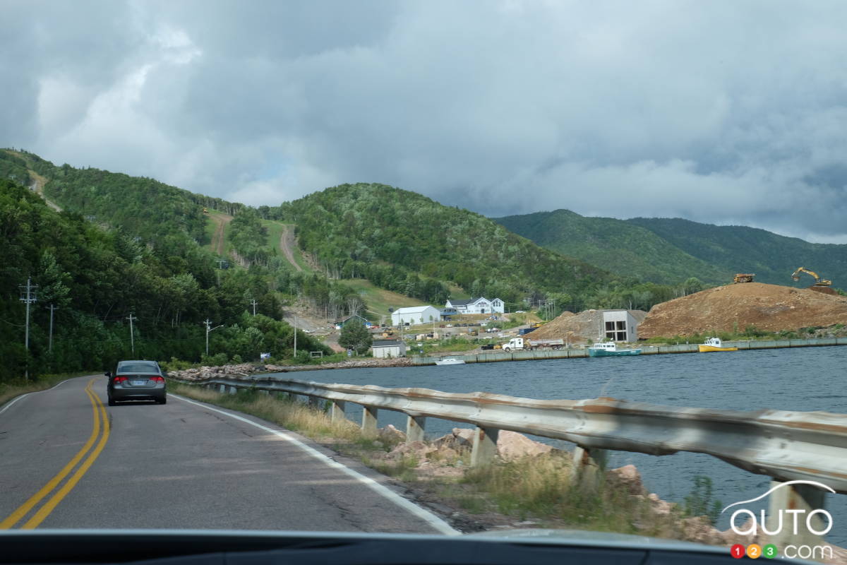 La Corolla hybride devant nous, sur le Cabot Trail