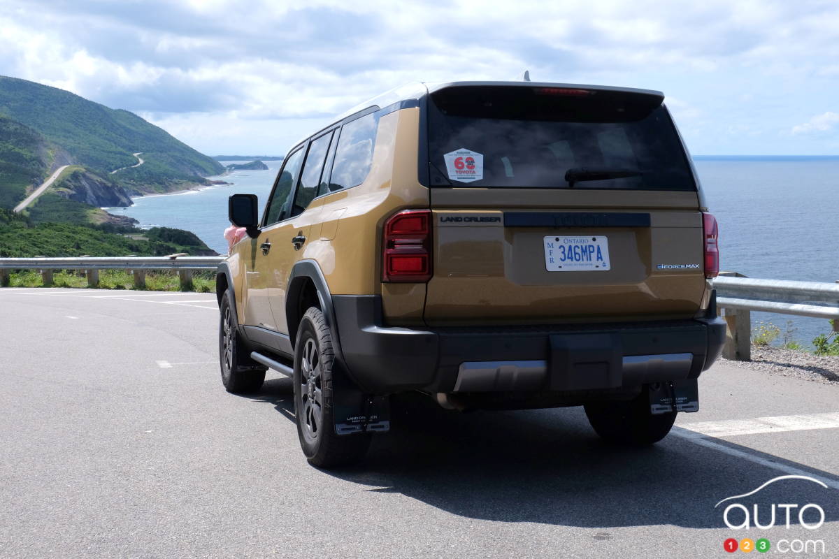 Le Toyota Land Cruiser, admirant la vue