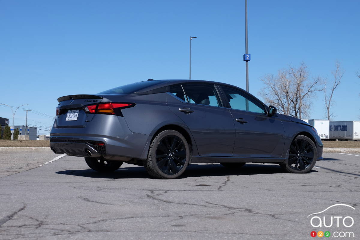 Nissan Altima SR Édition Minuit 2022, trois quarts arrière