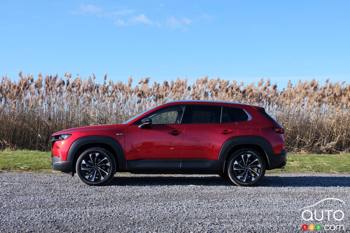 Le Mazda CX-50 Hybride 2025, de profil