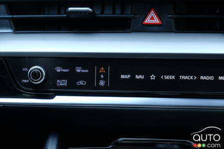 2023 Kia Sportage HEV, commands on central console