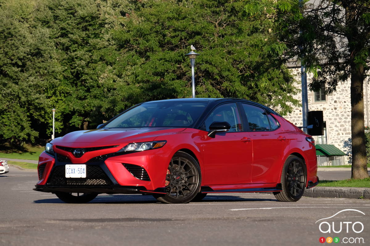 Toyota Camry TRD 2020, trois quarts avant