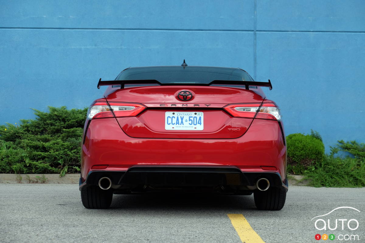 Toyota Camry TRD 2020, arrière