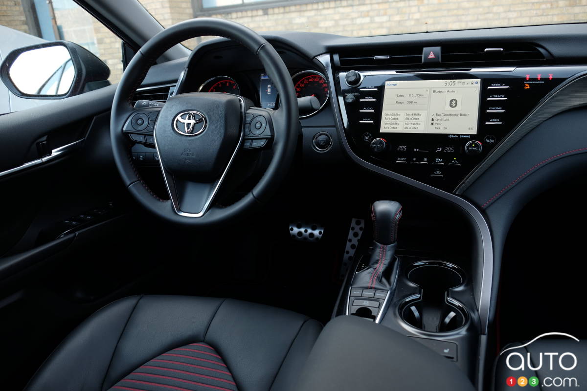 Toyota Camry TRD, intérieur