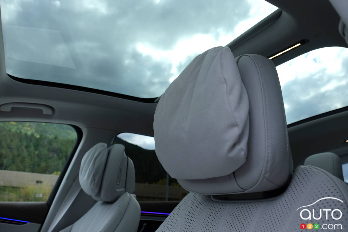 Mercedes-Benz EQS SUV 2023, coussins sur sièges, toit panoramique
