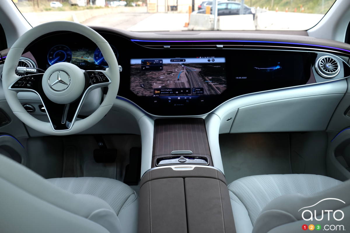 Mercedes-Benz EQS SUV 2023, intérieur avec Hyperscreen