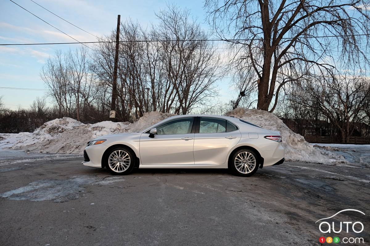 Toyota Camry, de profil