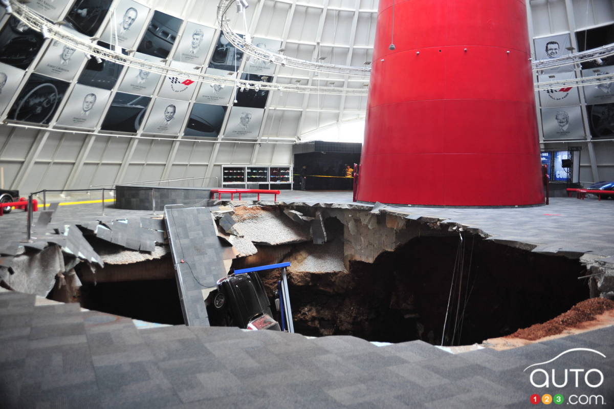 Le trou dans le plancher du Skydome, au musée Corvette à Bowling Green