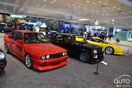 Une BMW M3, une Renault 5 Turbo II et une Jaguar XJR-15
