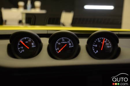 Nissan Z, gauges on top of dashboard