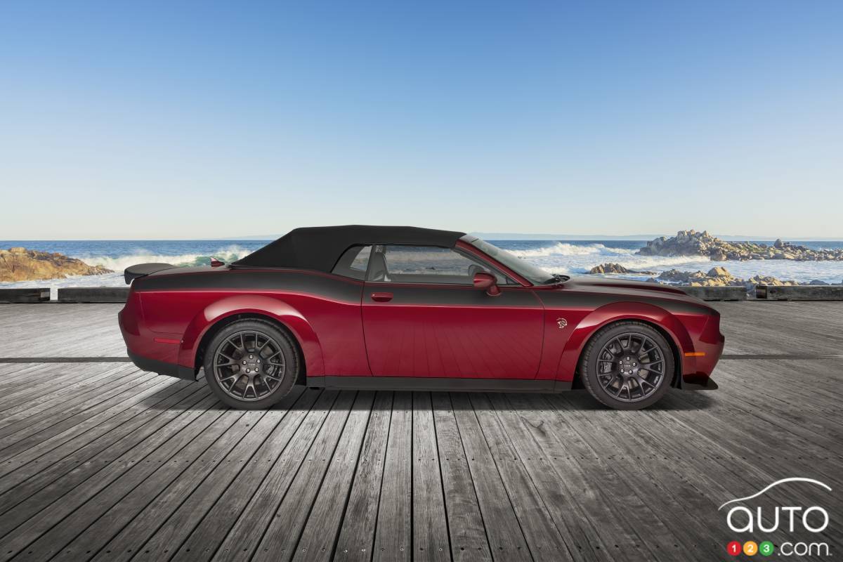 Dodge Challenger décapotable 2023, toit en place