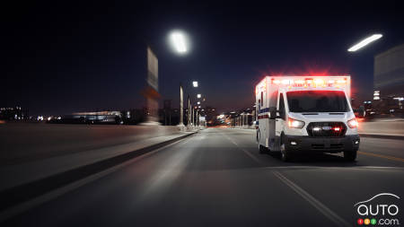 Une ambulance Ford E-Transit 2024