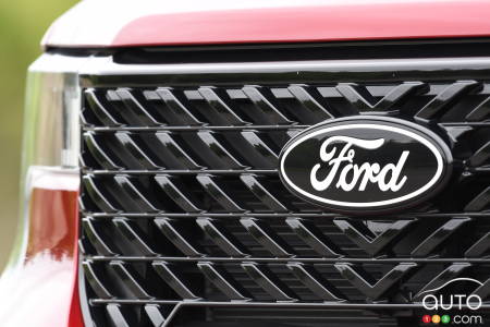 2025 Ford Maverick, front grille, logo