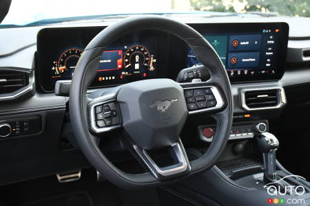 Ford Mustang 2024, volant. écrans