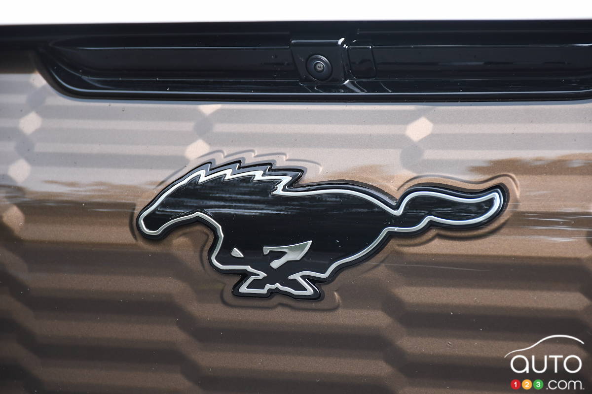 Ford Mustang Mach-E GT 2024, logo Mustang