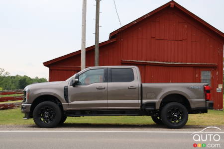 Ford Super Duty 2023 de profil