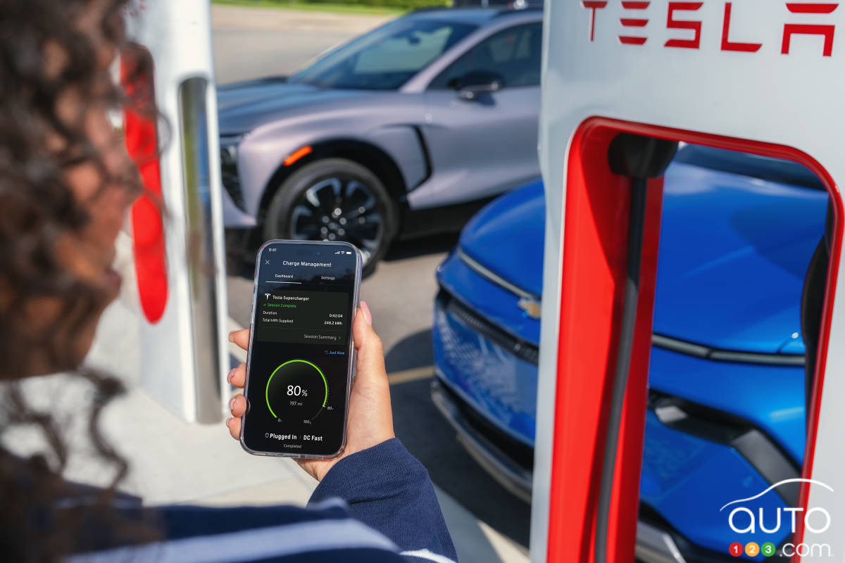 Les applications de chaque marque de GM permettent aux utilisateurs de localiser les chargeurs de Tesla, de démarrer la recharge et de payer pour une séance.