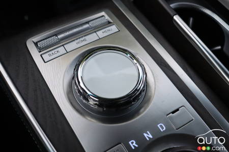 Rotary button on lower console, 2023 Genesis GV80