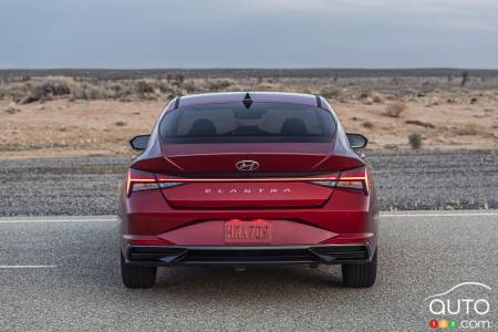 Hyundai Elantra 2023 - Arrière