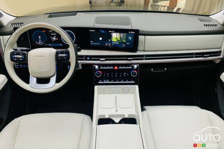 Inside view of the new 2024 Hyundai Santa Fe
