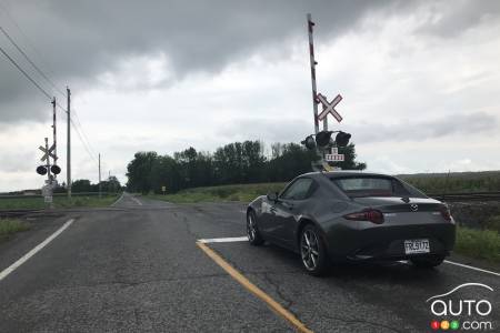 La MX-5, devant le passage à niveau