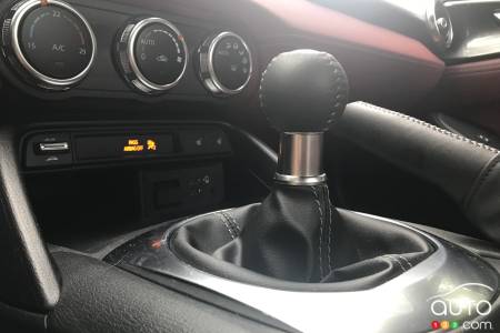 2021 Mazda MX-5, gear shifter