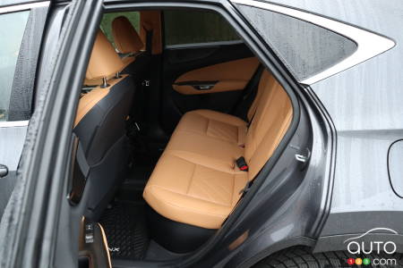 Lexus NX 450h+ 2022, deuxième rangée de sièges