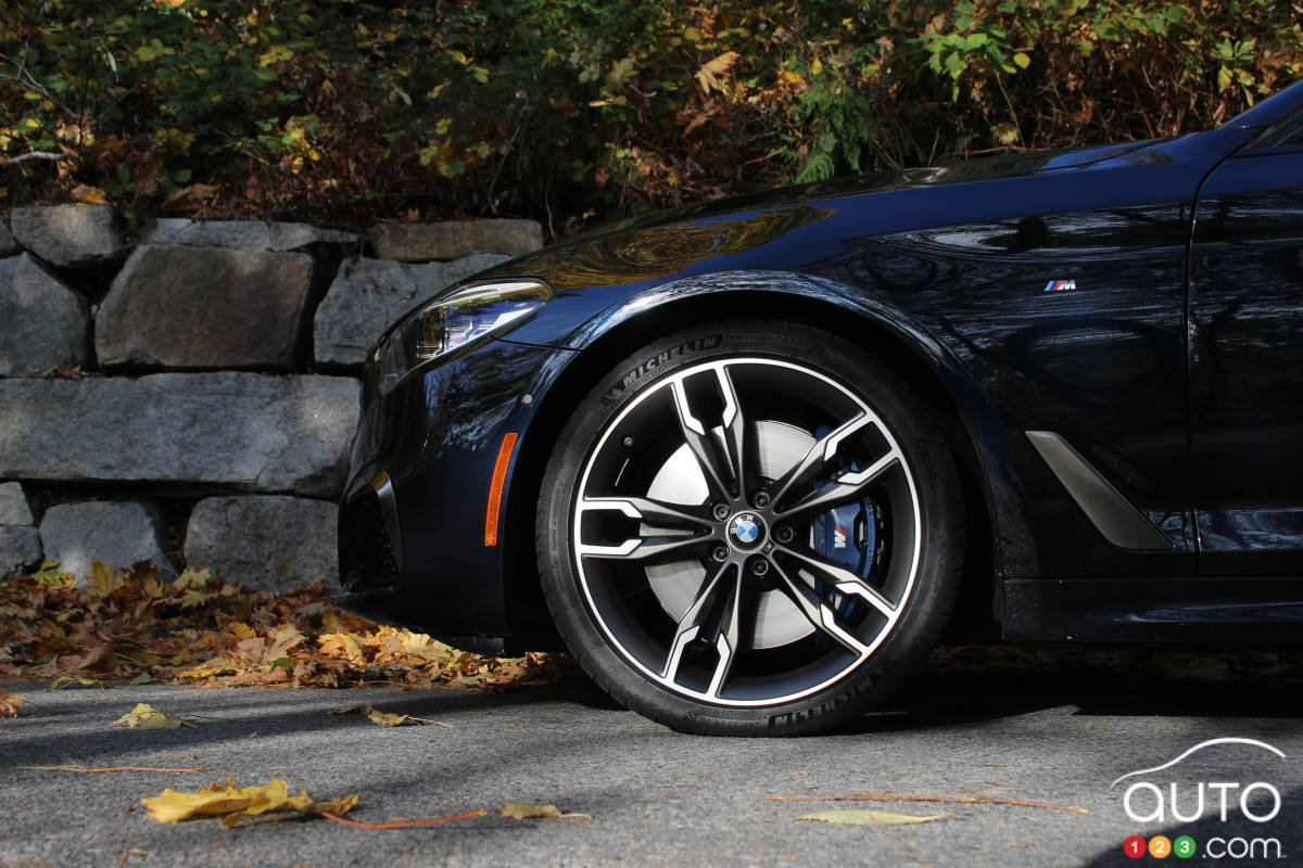 BMW M550i 2020, roue avant