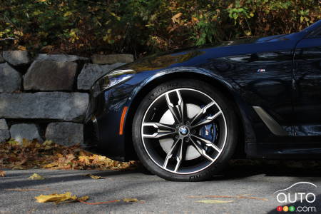 2020 BMW M550i, front wheel