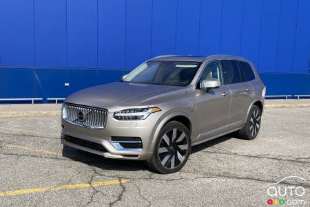 Volvo XC90 Recharge 2023 in gray
