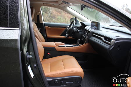Lexus RX 450h 2022, first row of seats